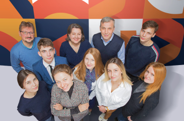 Участники курсов слушают лектора на сцене