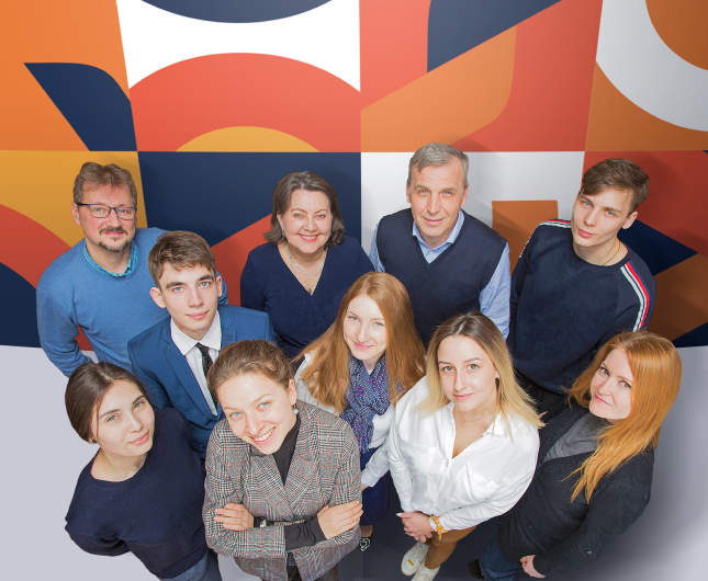 Участники курсов слушают лектора на сцене